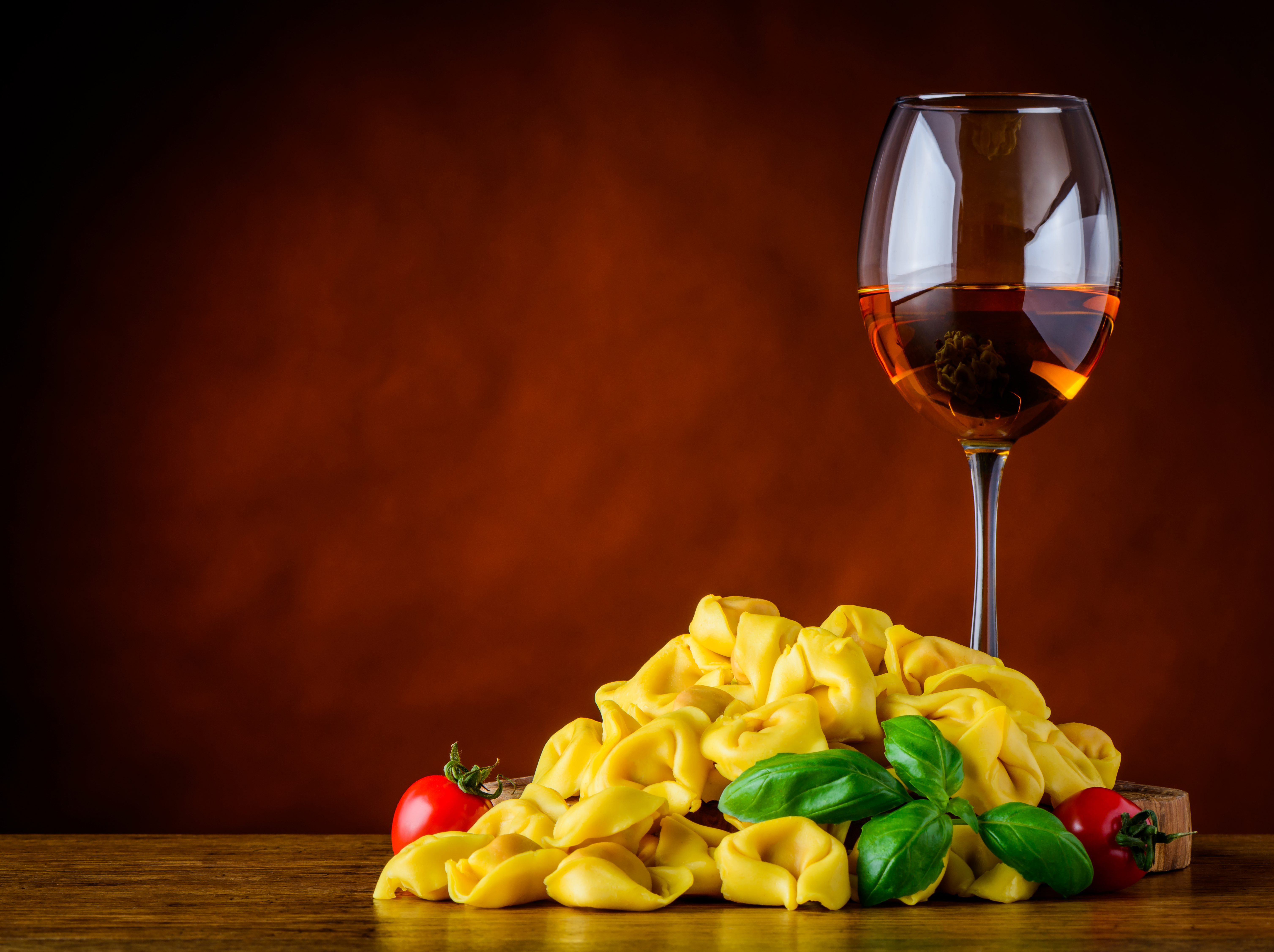 rose-wine-and-tortellini-with-copy-space-P637BUY.jpg